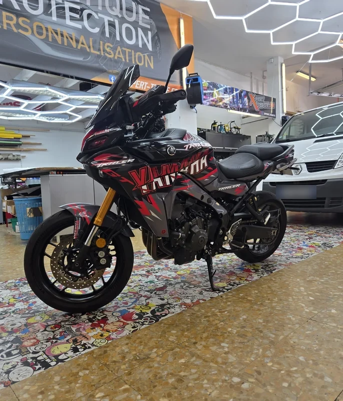 Décoration adhésive rouge, noire et grise sur les carénages d’une moto