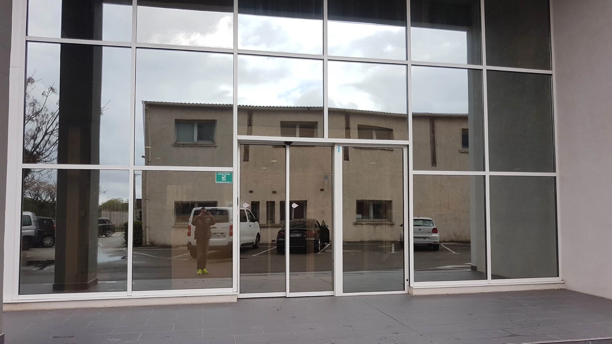 Film solaire sur la façade vitrée d’un bâtiment professionnel.