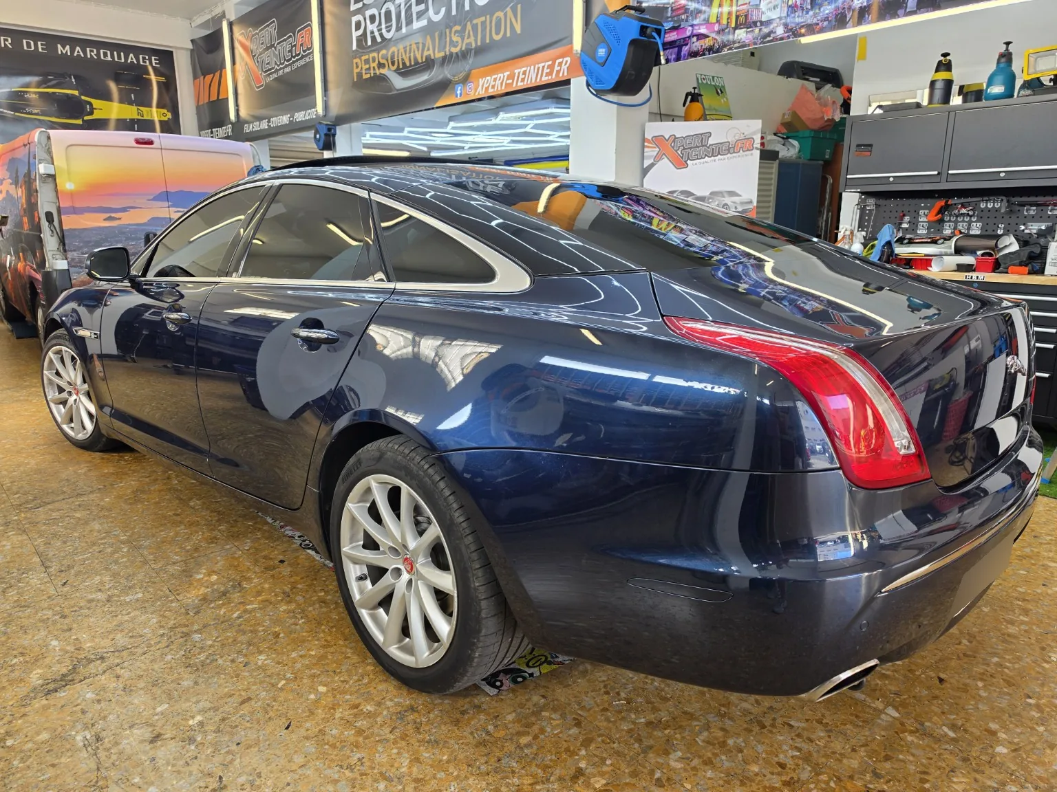 Film solaire automobile : le vitrage teinté souligne la ligne de la Jaguar XJ.