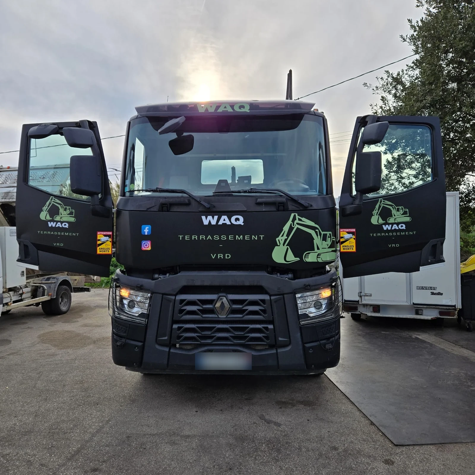Marquage vert WAQ Terrassement sur la cabine d’un poids lourd Renault