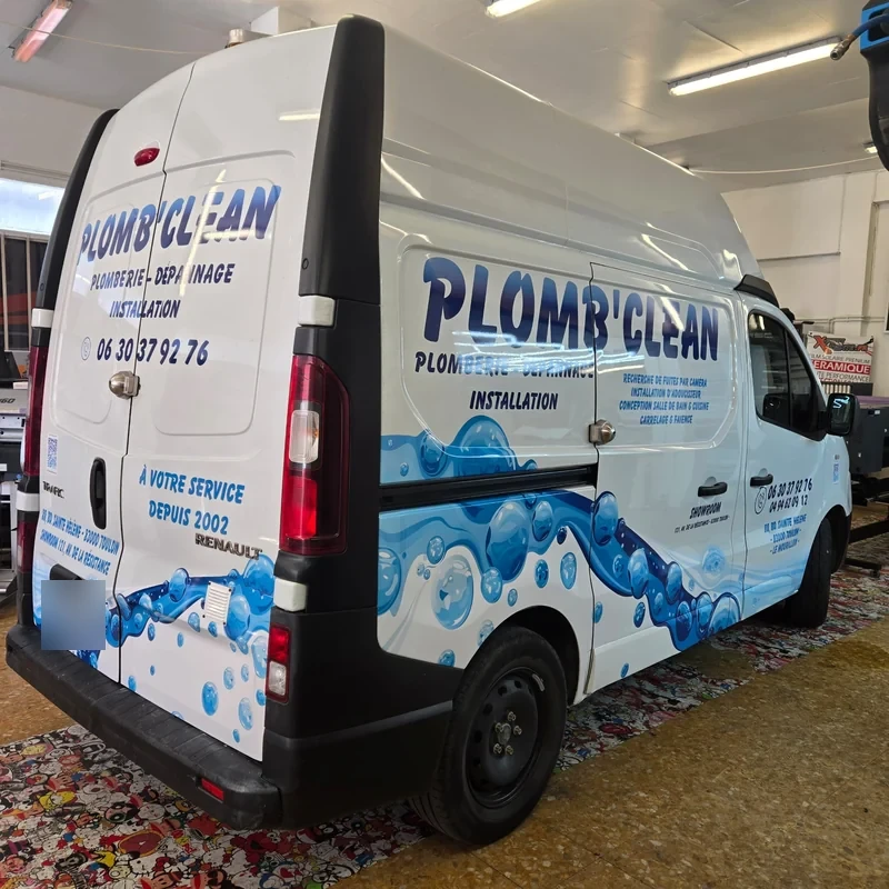 Habillage PLOMB’CLEAN avec bulles bleues sur un fourgon Renault blanc à toit surélevé