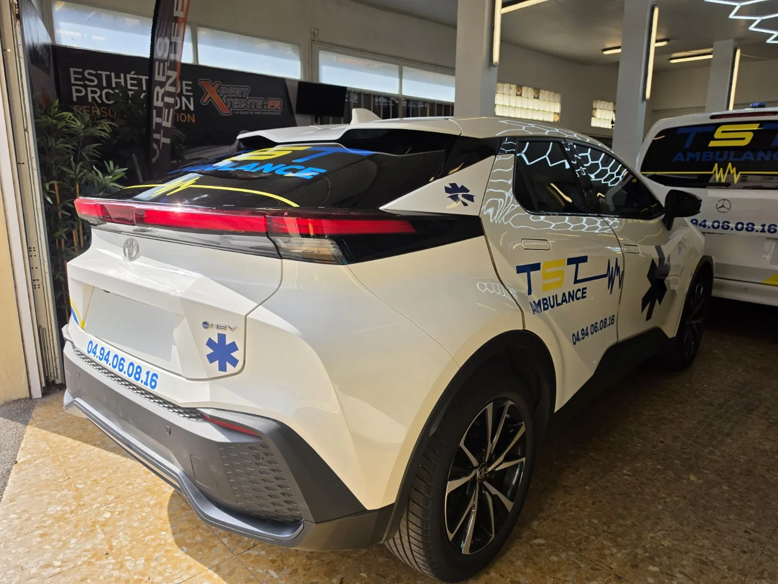 Flocage TST Ambulance : une identité cohérente sur la flotte.