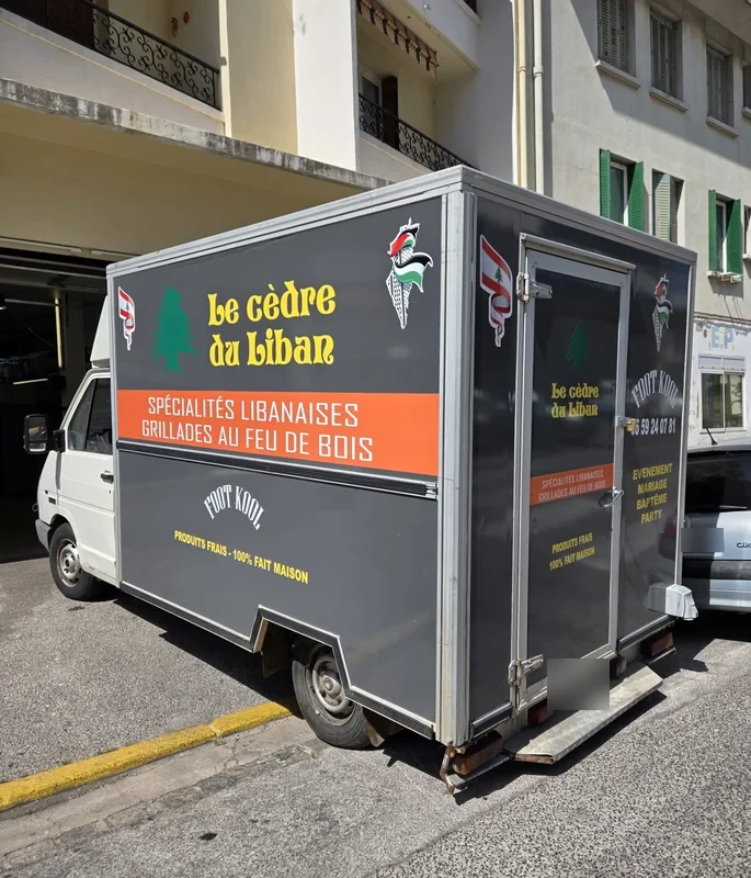 Décor gris et orange Le cèdre du liban sur les panneaux d’un food-truck