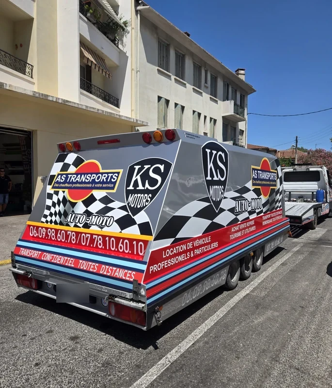 Décor imprimé rouge, noir et blanc KS Motors et AS Transports sur une remorque carrossée