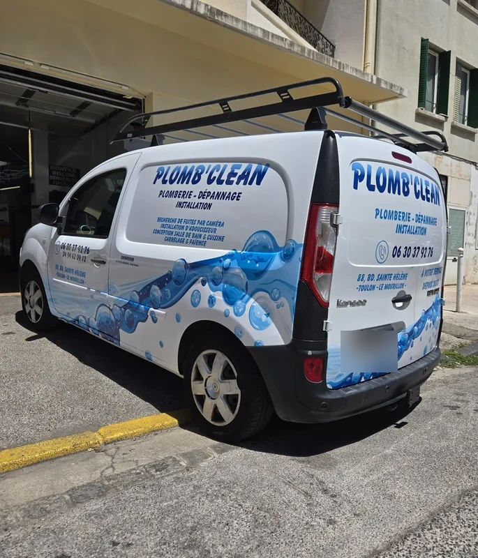 Flanc du Renault Kangoo PLOMB’CLEAN avec lettrage bleu et illustration de bulles