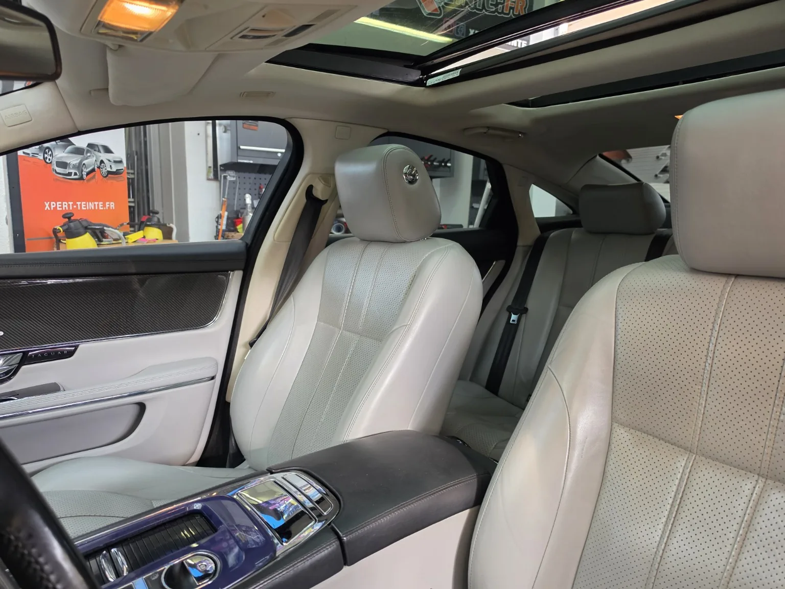 L’habitacle de cette Jaguar XJ, photographié après la réalisation à l’atelier.