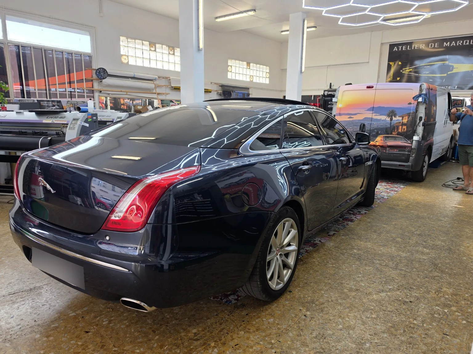 Jaguar XJ : discrétion des vitrages et personnalisation automobile dans le Var.