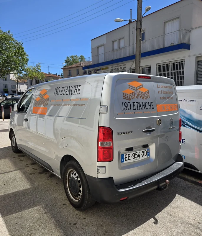 Marquage orange et noir ISO ETANCHE sur un Peugeot Expert blanc