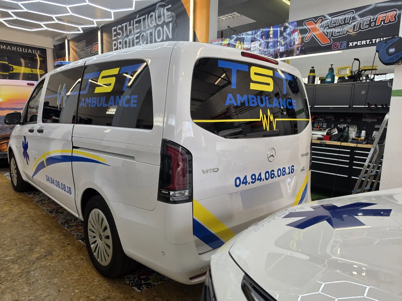 Marquage ambulance Mercedes Vito : logos et coordonnées TST.