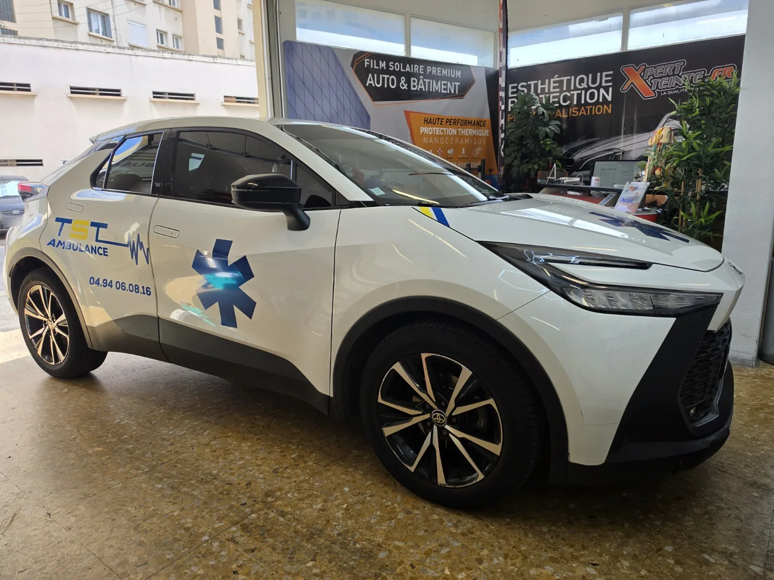 Marquage des Ambulances toulonnaises : identité TST sur Toyota.