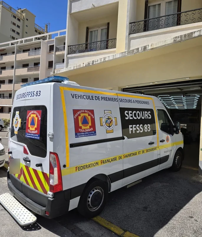 Identification FFSS 83 sur les flancs et l’arrière d’un Renault Master de secours