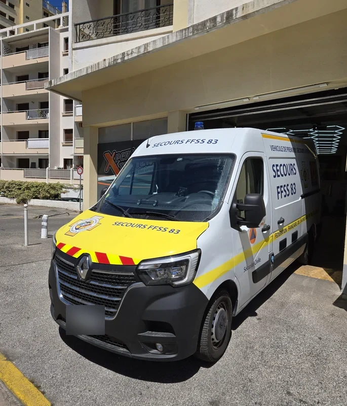 Capot jaune et marquage FFSS 83 sur un Renault Master blanc de secours