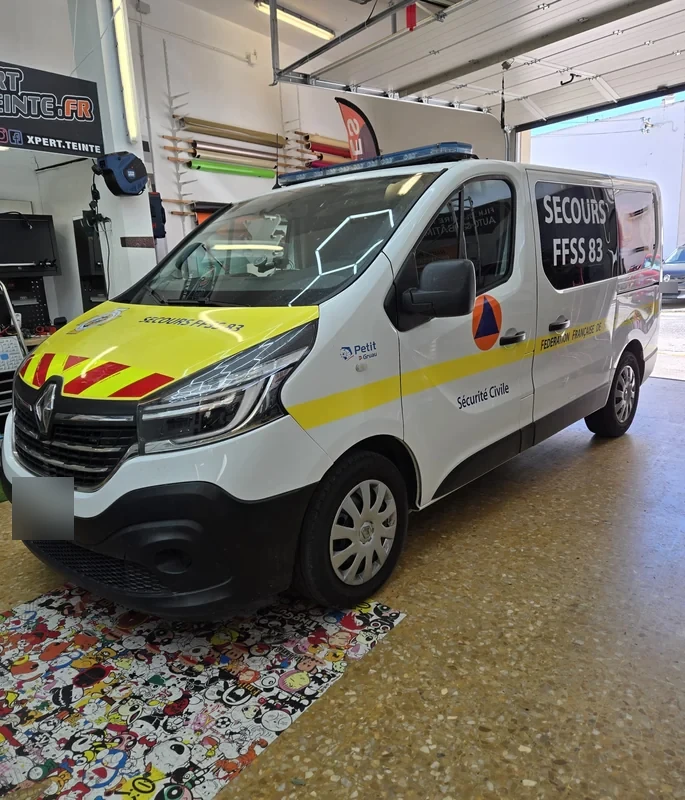 Marquage FFSS 83 et bandes jaunes et rouges sur un Renault Trafic de secours, vue avant