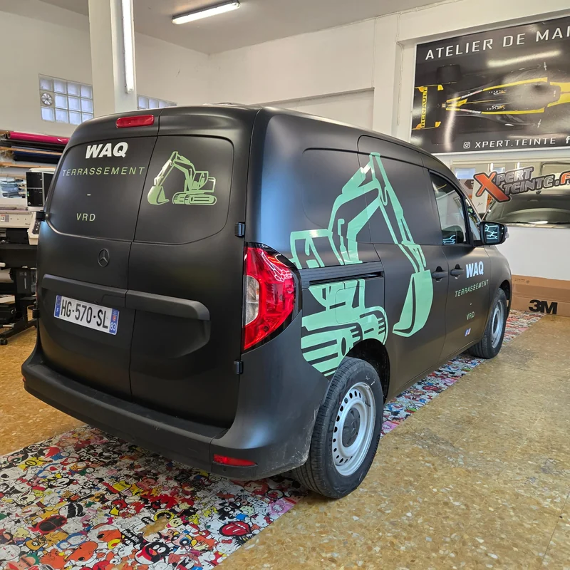 Logo vert WAQ Terrassement sur un utilitaire Mercedes sombre, vue arrière trois quarts