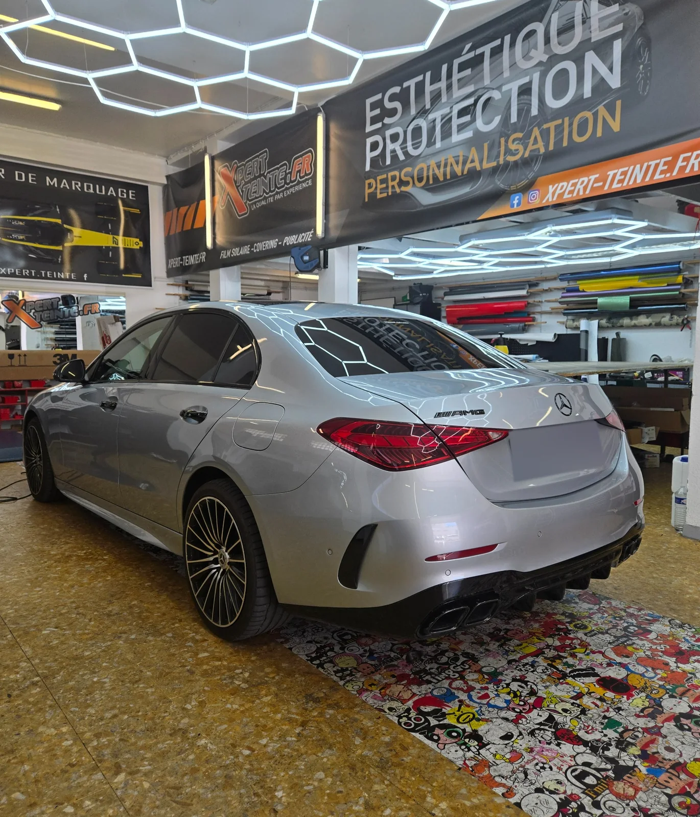 Mercedes Classe C W206 – vitres arrière teintées à 80 % Vue arrière de la Mercedes Classe C W206 argentée avec les vitres latérales arrière et la lunette teintées à 80 %.