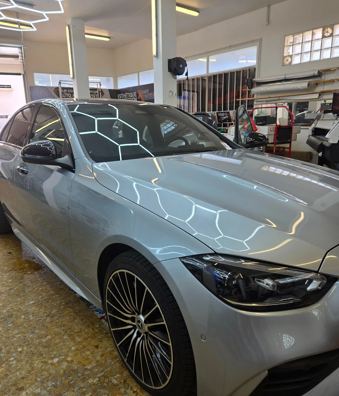 Mercedes Classe C W206 – détail des vitres avant à 30 % Détail de la vitre latérale avant teintée à 30 %, du rétroviseur noir et de l’avant de la Mercedes Classe C W206.