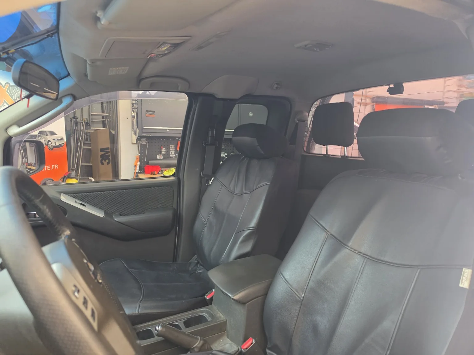 La vue intérieure complète cette réalisation destinée à un pick-up utilisé pour les sorties de chasse dans les collines.
