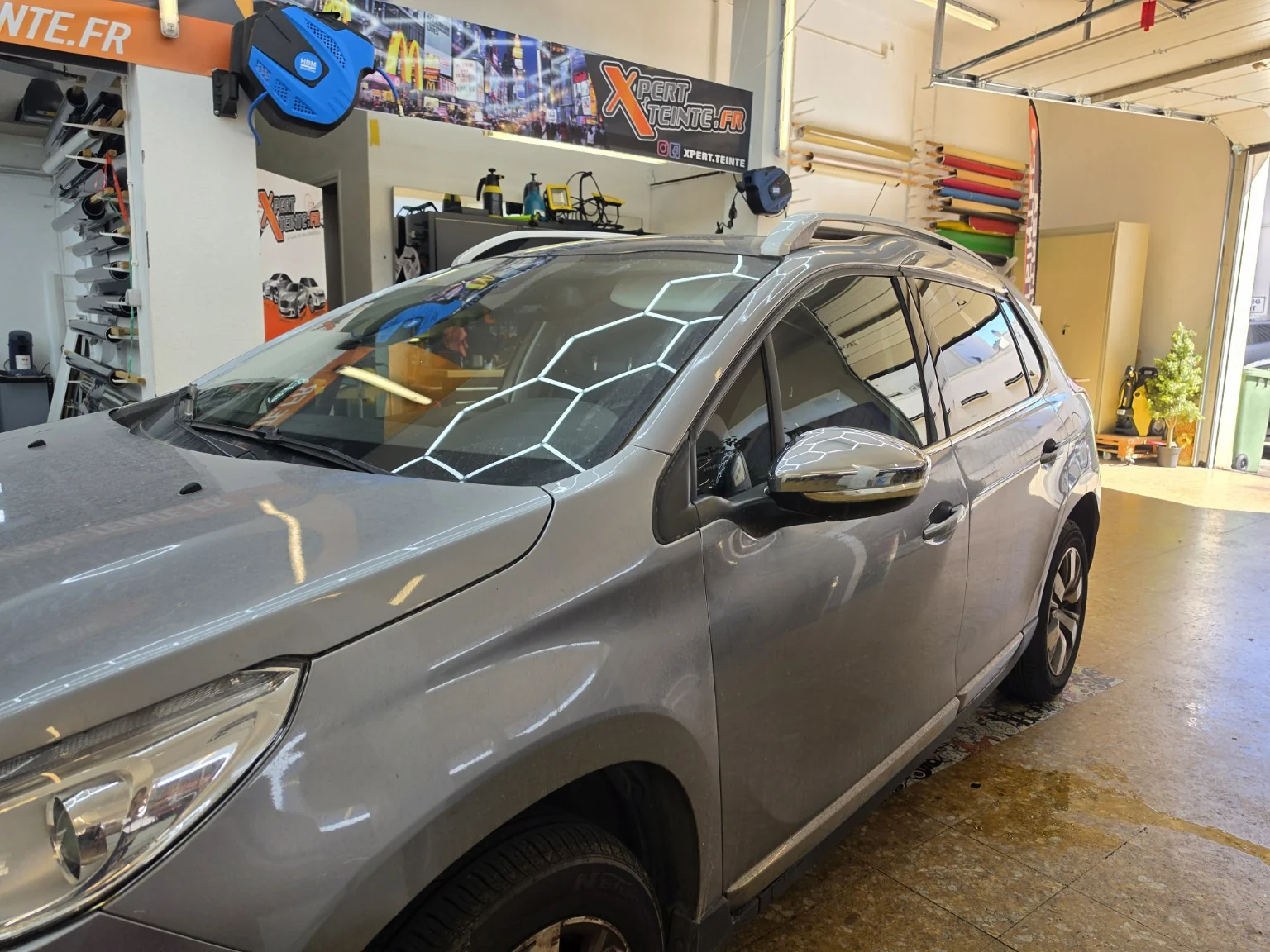 Peugeot 2008 — rendu des vitres avant Vue du côté gauche d’une Peugeot 2008 montrant la différence de teinte entre vitres avant et arrière