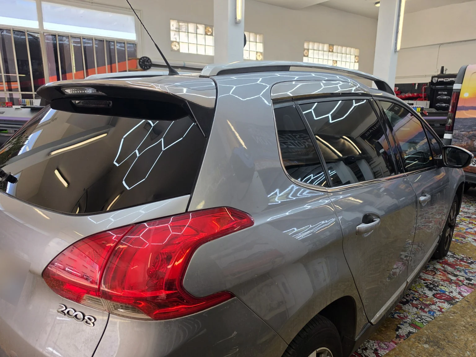 Peugeot 2008 — lunette et vitres arrière teintées Lunette et vitres arrière teintées à 95 % sur une Peugeot 2008, vues depuis le côté droit