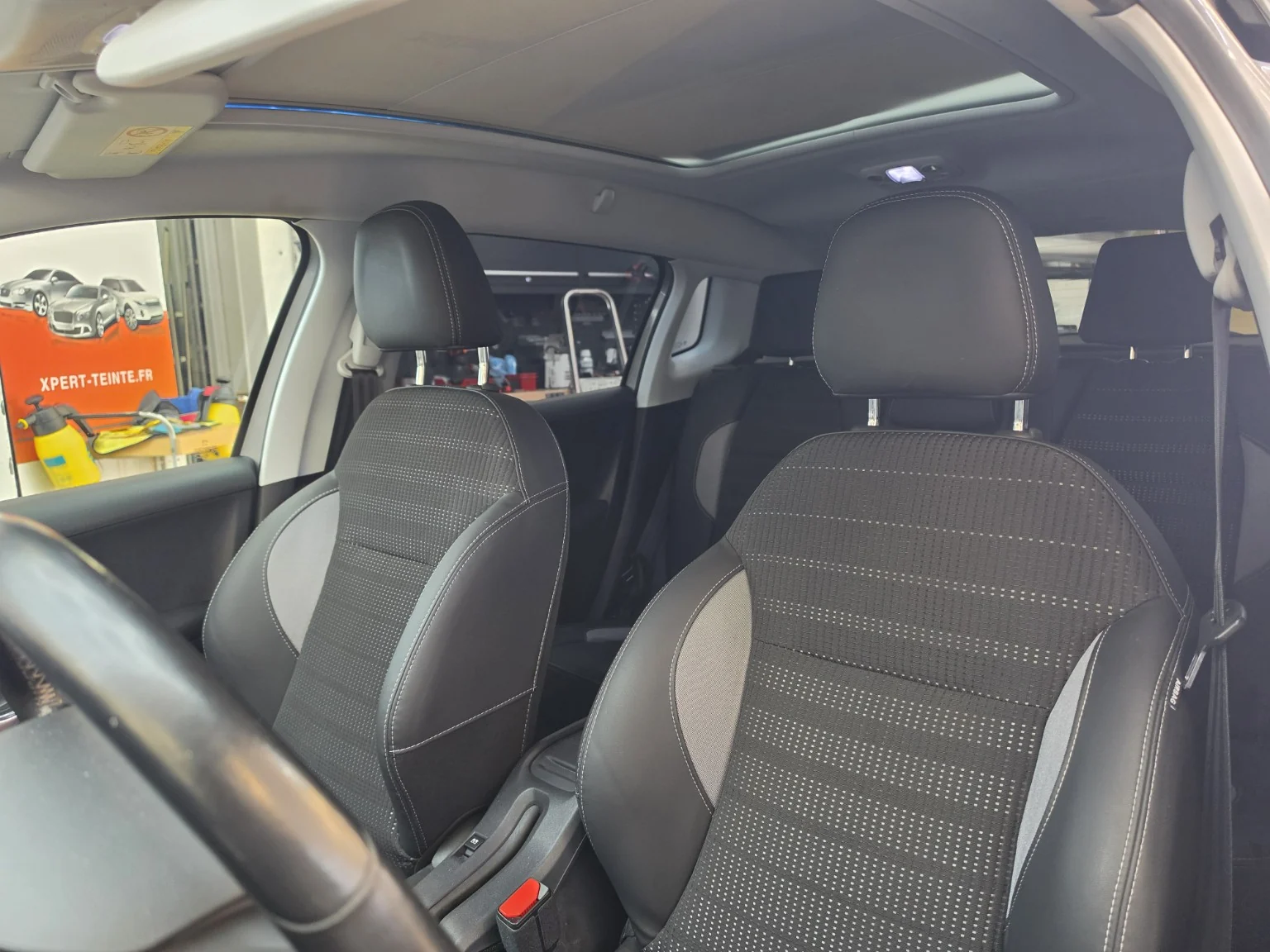 Peugeot 2008 — visibilité depuis l’habitacle Vue de l’habitacle de la Peugeot 2008 avec l’atelier visible à travers les vitres latérales