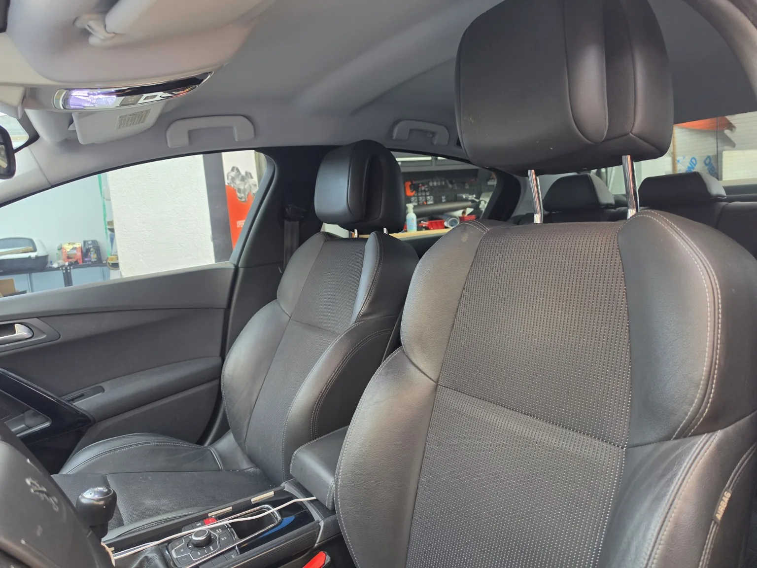 Vitres teintées et film solaire pour personnaliser votre Peugeot 508 à Toulon.