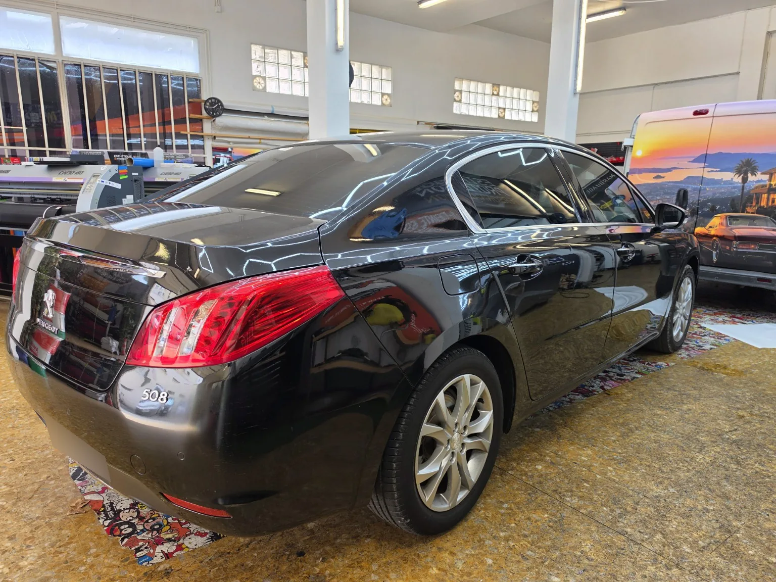 Peugeot 508 : vitres teintées 80 pour un arrière plus discret.