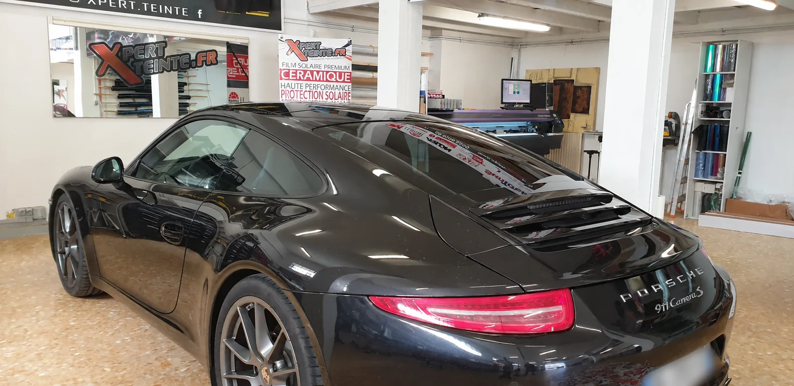 Film solaire Porsche 911 Carrera S à Toulon – vue gauche Vue arrière gauche de la Porsche 911 Carrera S noire, montrant la vitre conducteur, la custode et la lunette.