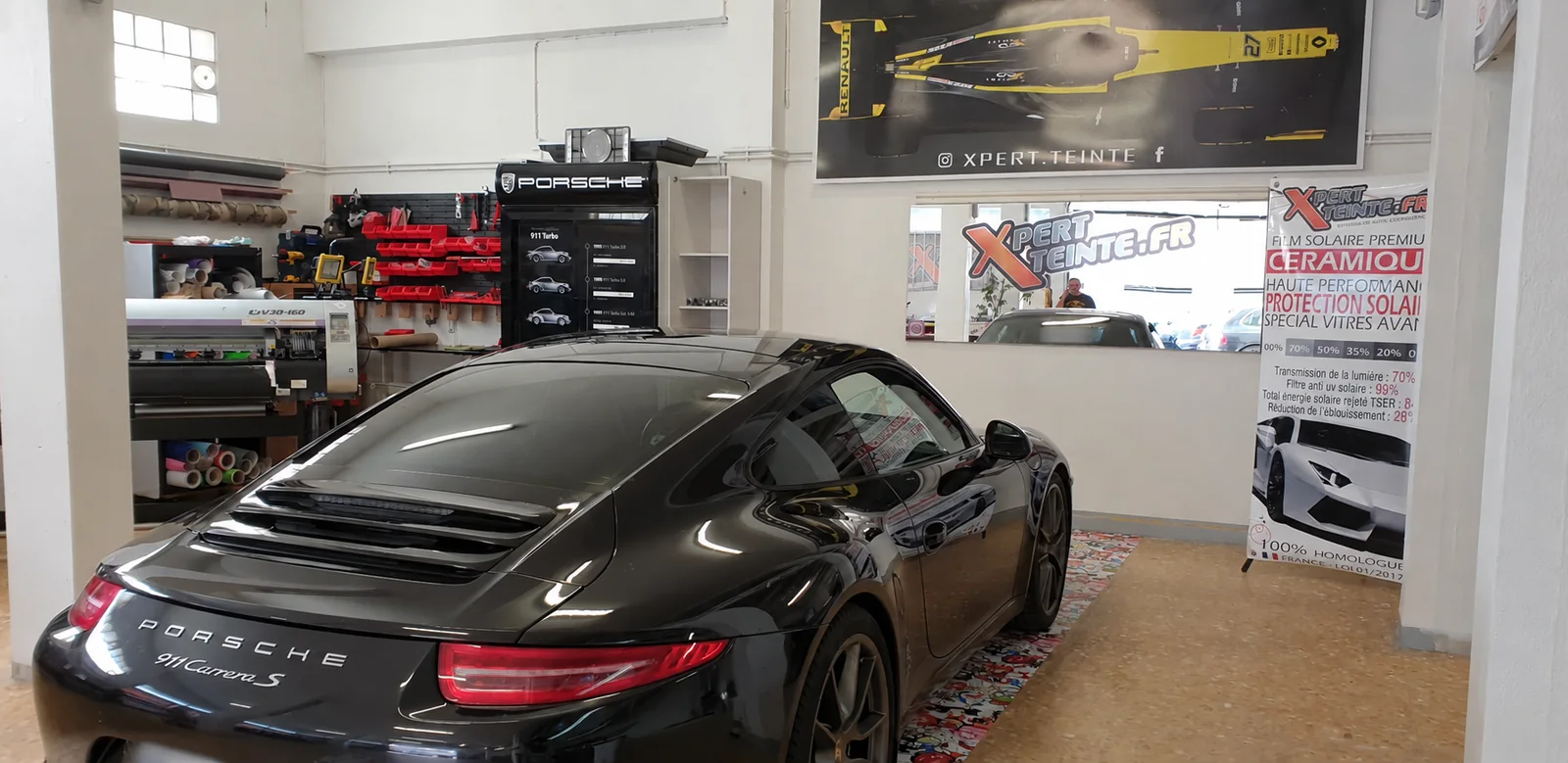 Vitres teintées Porsche 911 Carrera S noire – Toulon Porsche 911 Carrera S noire vue de trois quarts arrière droit, avec la lunette et les vitres latérales teintées.