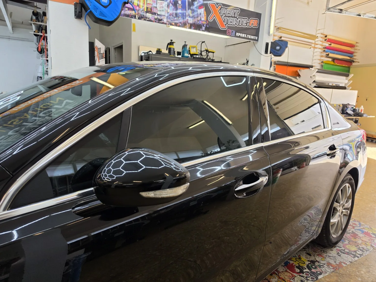 Protection solaire automobile et personnalisation des vitrages de la Peugeot 508.
