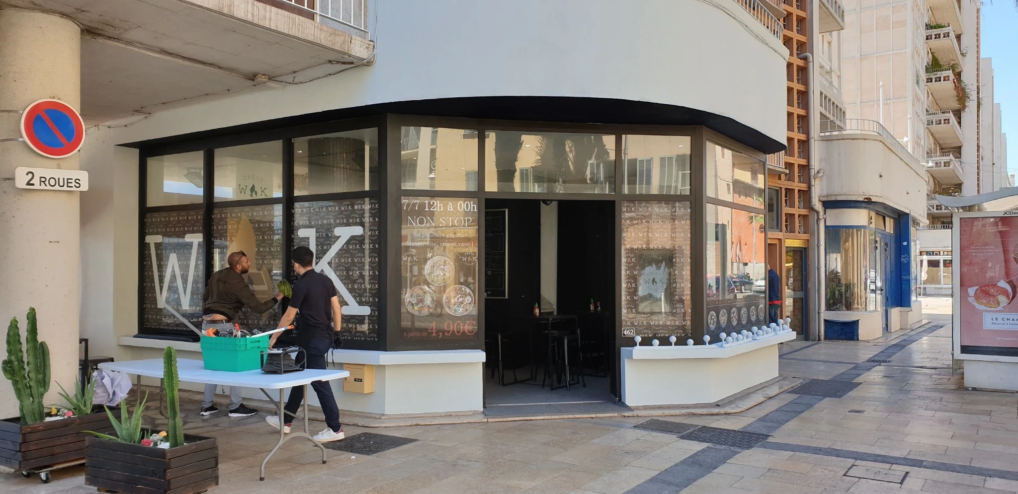 Habillage des vitrines d’un restaurant au port de Toulon.