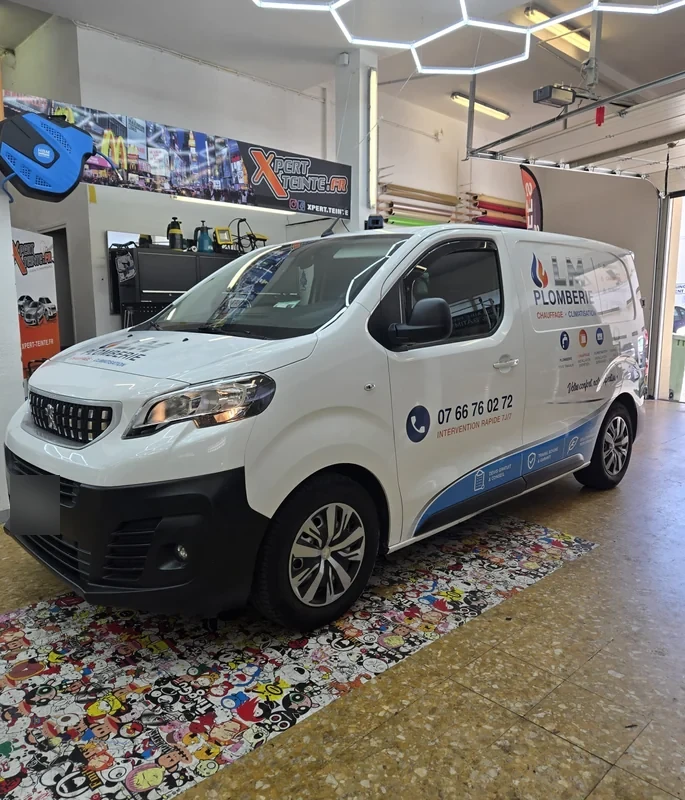 Habillage publicitaire de plomberie et climatisation sur le flanc d’un Peugeot Expert blanc
