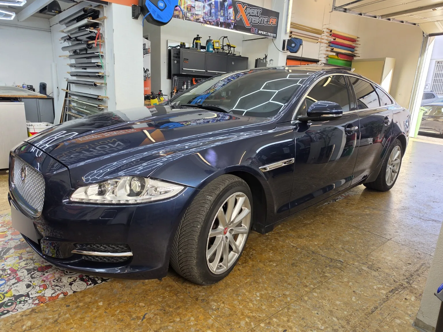 Vitres teintées Jaguar XJ : une finition élégante pour cette berline.