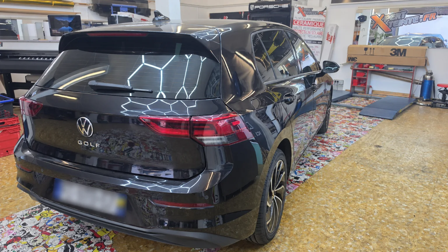 Film de discrétion Volkswagen Golf 8 à Toulon – vue arrière Vue arrière droite de la Volkswagen Golf 8, avec sa lunette et ses vitres arrière teintées chez Xpert Teinte.