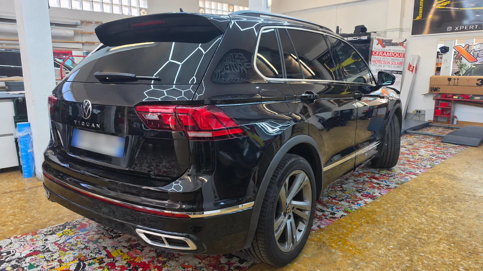Film de discrétion Volkswagen Tiguan à Toulon – arrière Volkswagen Tiguan noir vu de trois quarts arrière droit, montrant la lunette et les vitres arrière teintées.