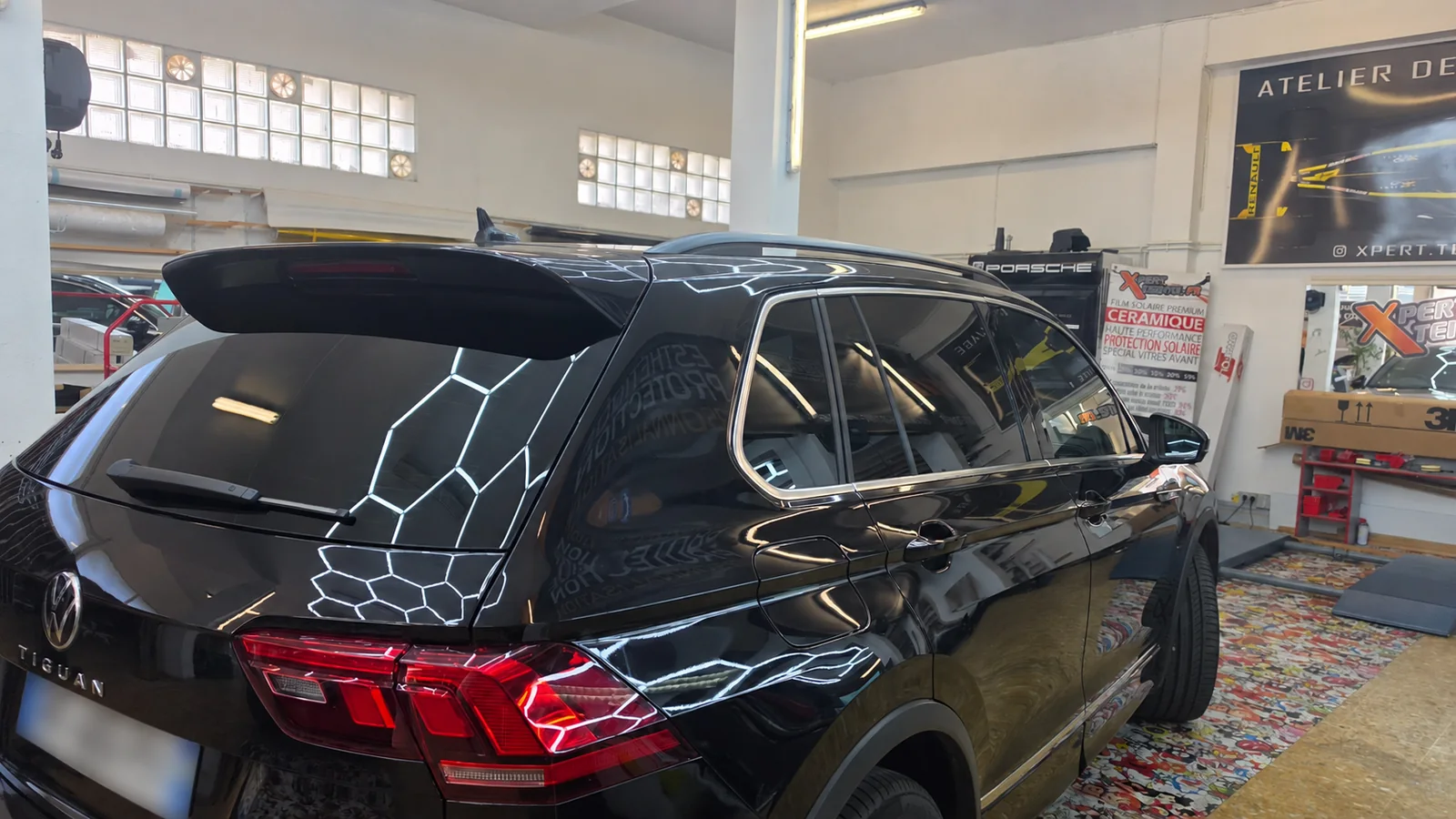 Protection solaire Volkswagen Tiguan – lunette arrière Vue rapprochée de la lunette et du vitrage latéral arrière droit du Volkswagen Tiguan noir.