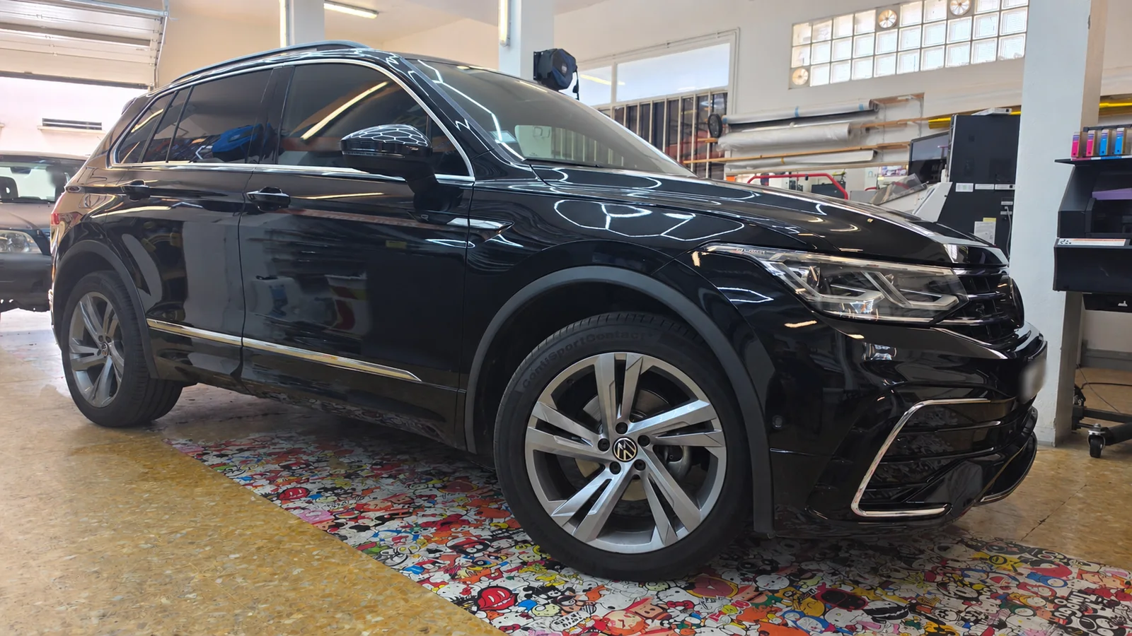 Vitres teintées Volkswagen Tiguan à Toulon – vue avant Volkswagen Tiguan noir vu de trois quarts avant droit, avec ses vitres latérales teintées.