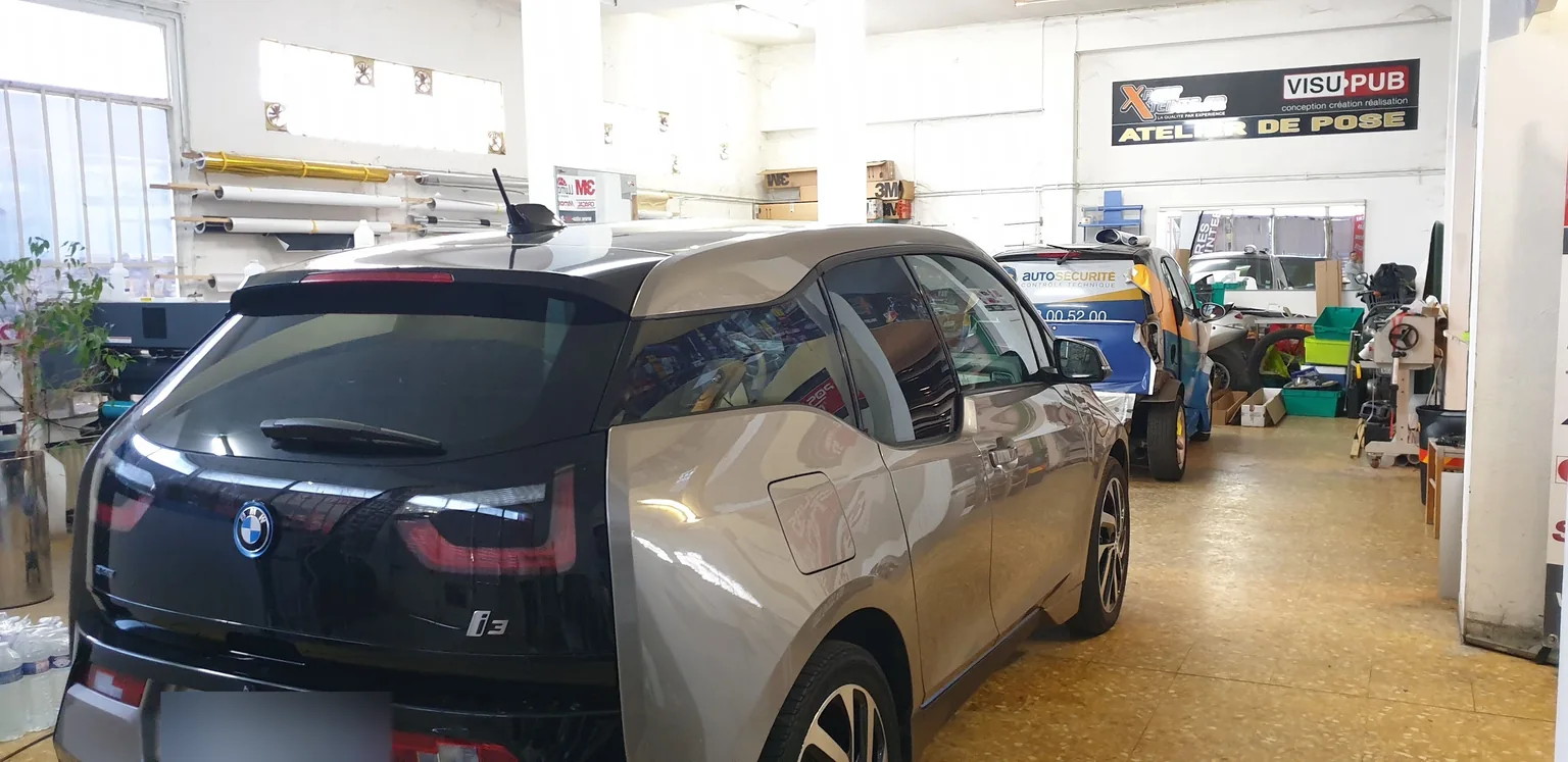 BMW i3 I01 bicolore, vue arrière et vitres latérales BMW i3 I01 bicolore, vue arrière et vitres latérales, chez Xpert Teinte à Toulon.