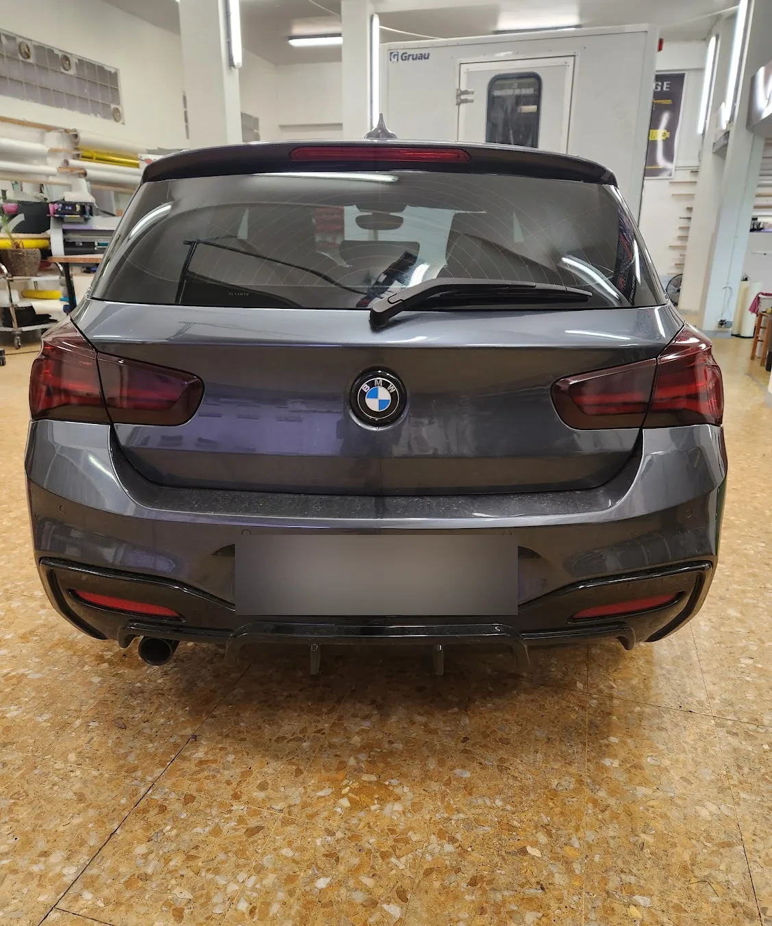 BMW Série 1 F20 grise, vue arrière BMW Série 1 F20 grise, vue arrière, chez Xpert Teinte à Toulon.
