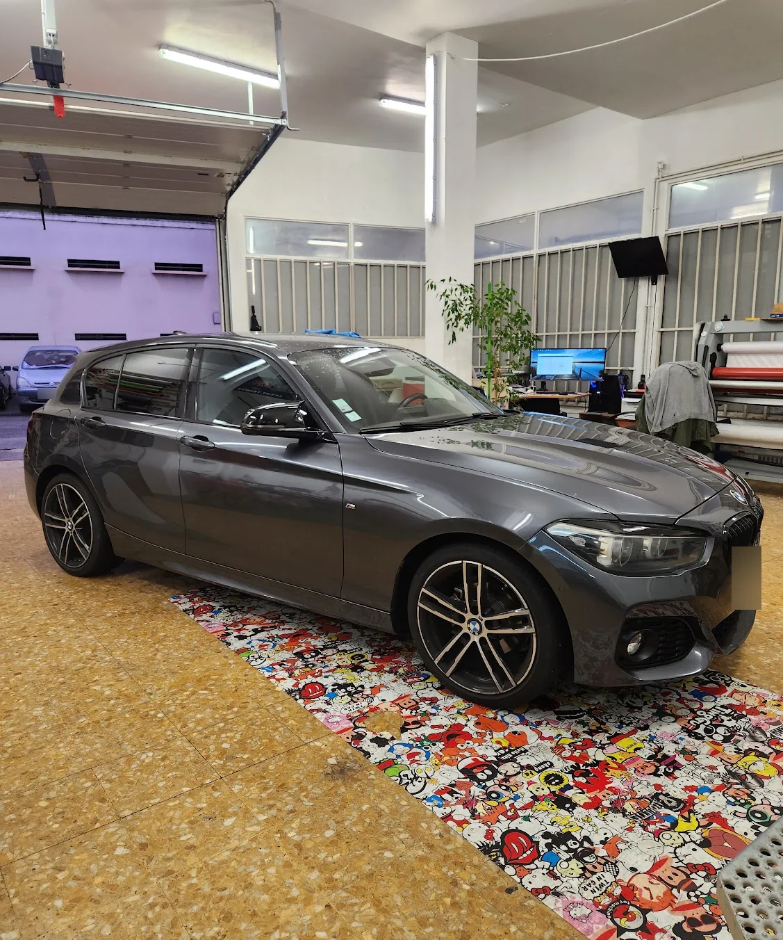 BMW Série 1 F20 grise, vue de profil BMW Série 1 F20 grise, vue de profil, chez Xpert Teinte à Toulon.