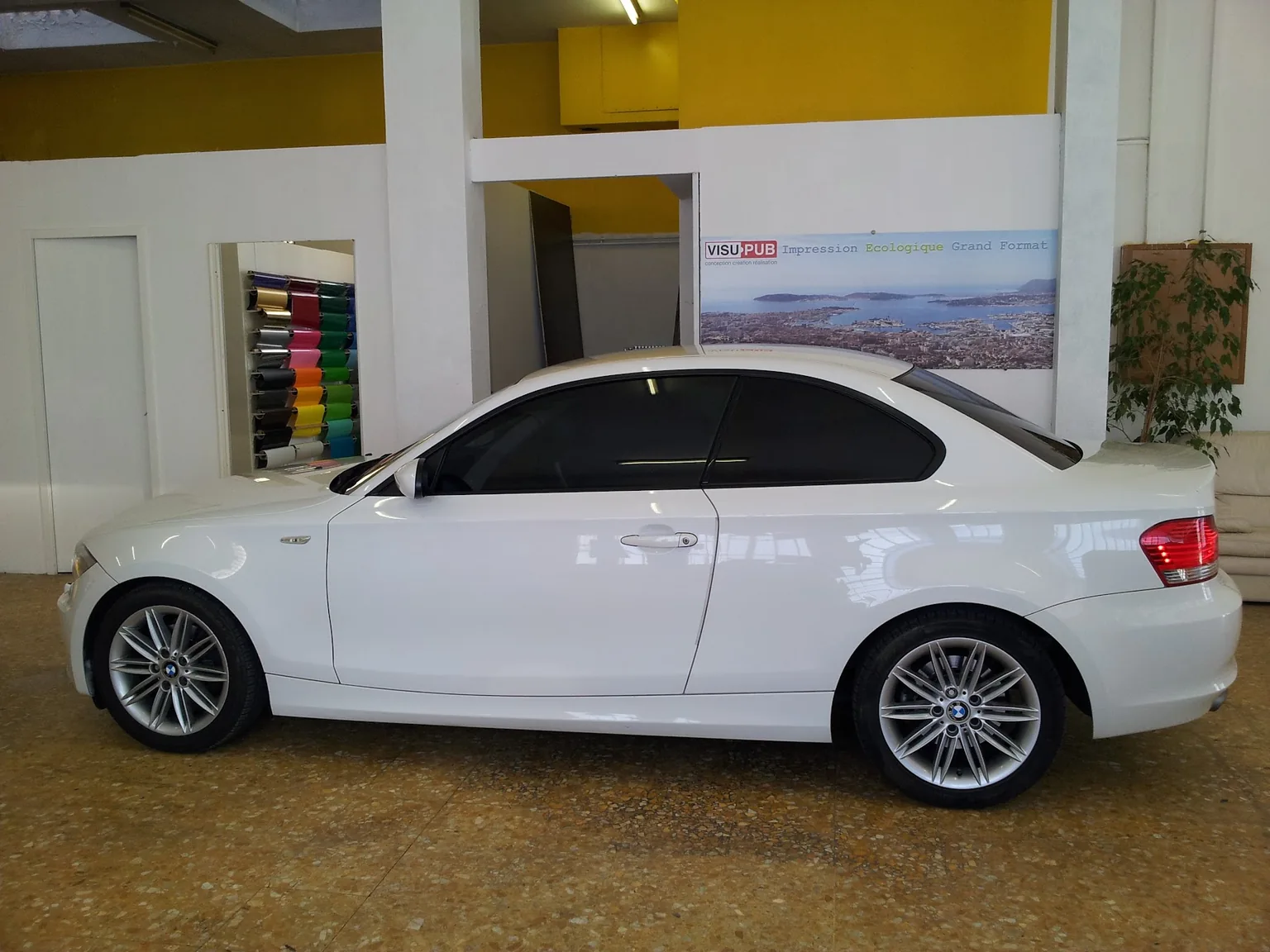 BMW Série 1 E82 Coupé blanche, profil BMW Série 1 E82 Coupé blanche, profil, chez Xpert Teinte à Toulon.