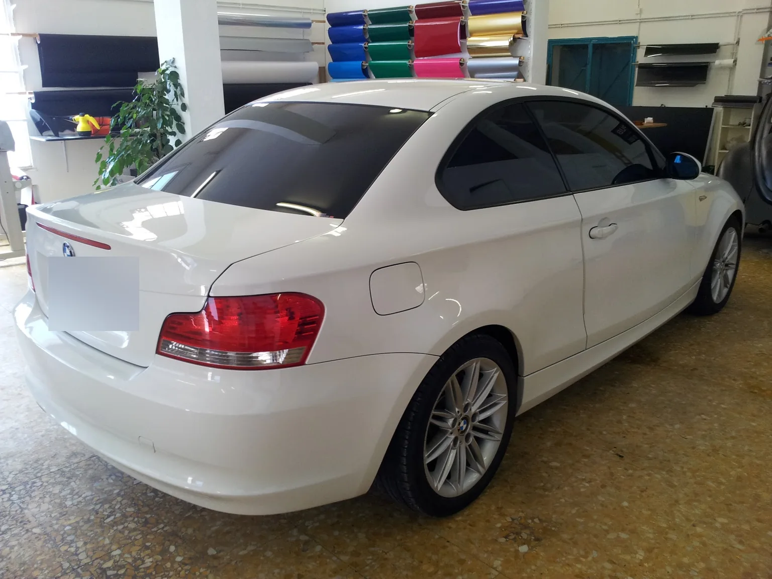 BMW Série 1 E82 Coupé blanche, lunette arrière BMW Série 1 E82 Coupé blanche, lunette arrière, chez Xpert Teinte à Toulon.