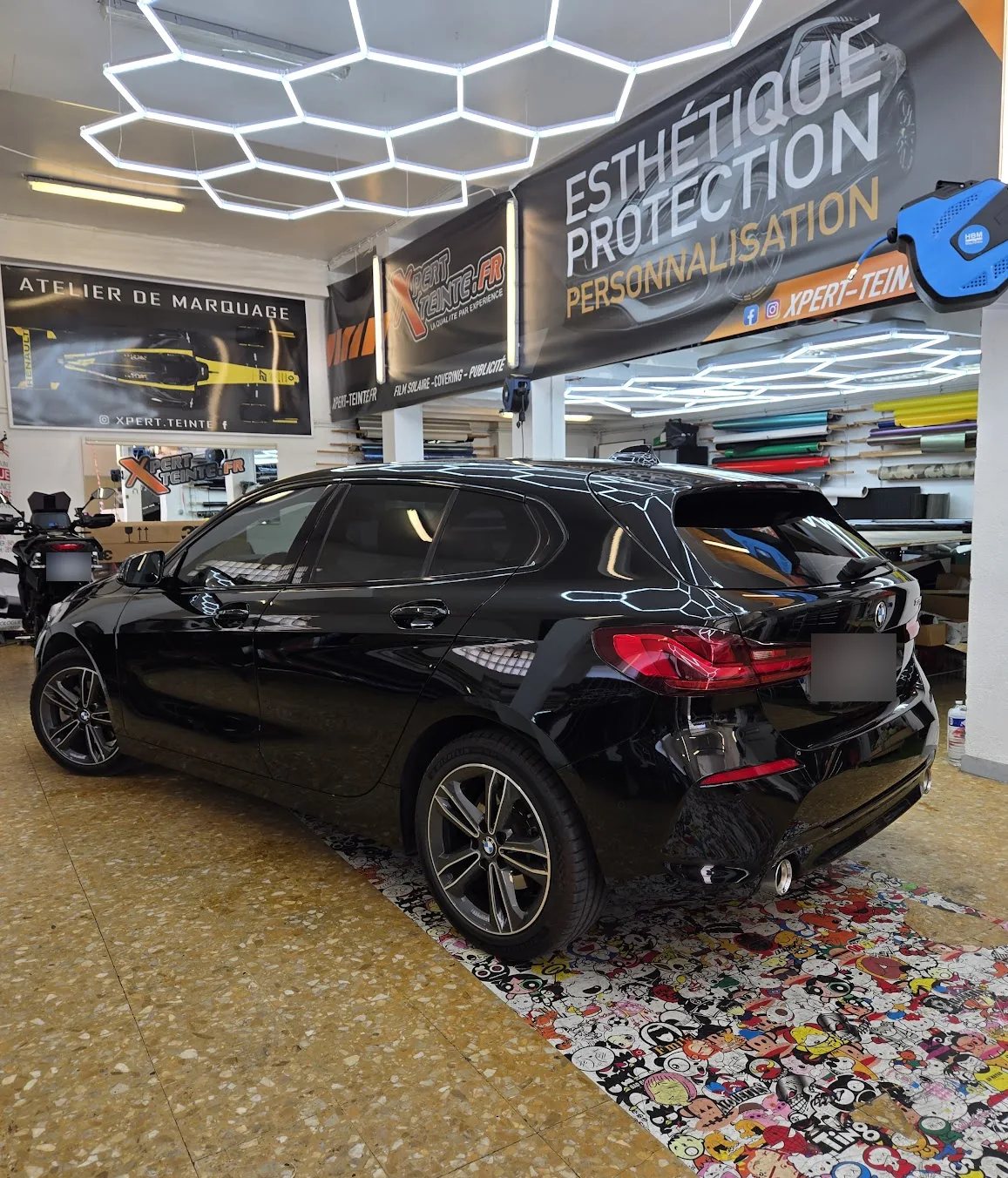 BMW Série 1 F40 noire, vitrage latéral et lunette BMW Série 1 F40 noire, vitrage latéral et lunette, chez Xpert Teinte à Toulon.