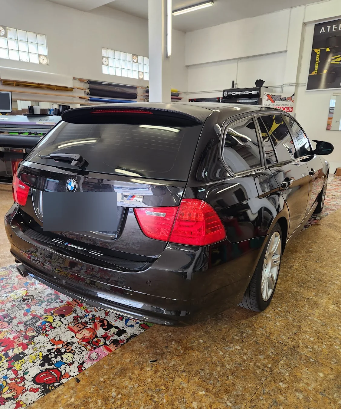 BMW Série 3 E91 Touring noire, hayon et vitres arrière BMW Série 3 E91 Touring noire, hayon et vitres arrière, chez Xpert Teinte à Toulon.