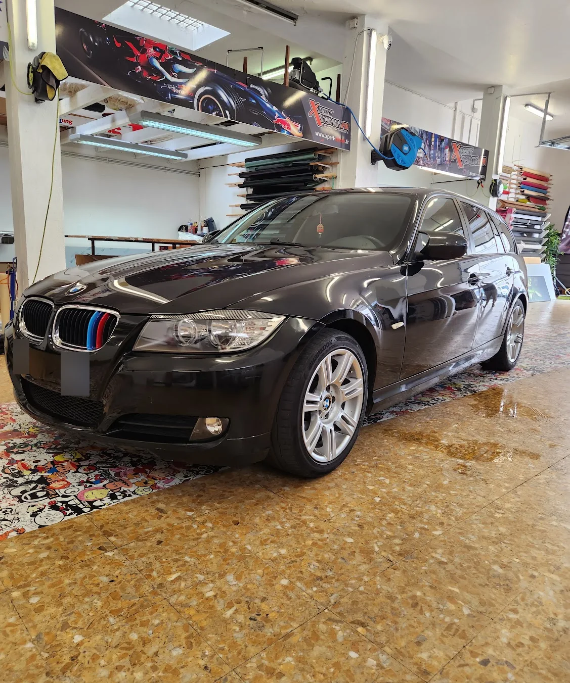 BMW Série 3 E91 Touring noire, vue avant BMW Série 3 E91 Touring noire, vue avant, chez Xpert Teinte à Toulon.