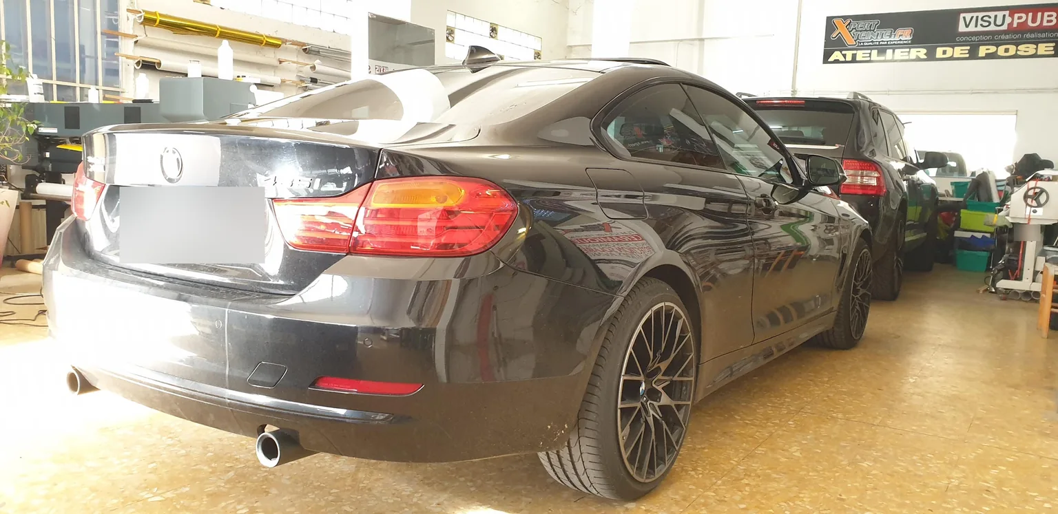 BMW Série 4 F32 Coupé noire, vue arrière BMW Série 4 F32 Coupé noire, vue arrière, chez Xpert Teinte à Toulon.
