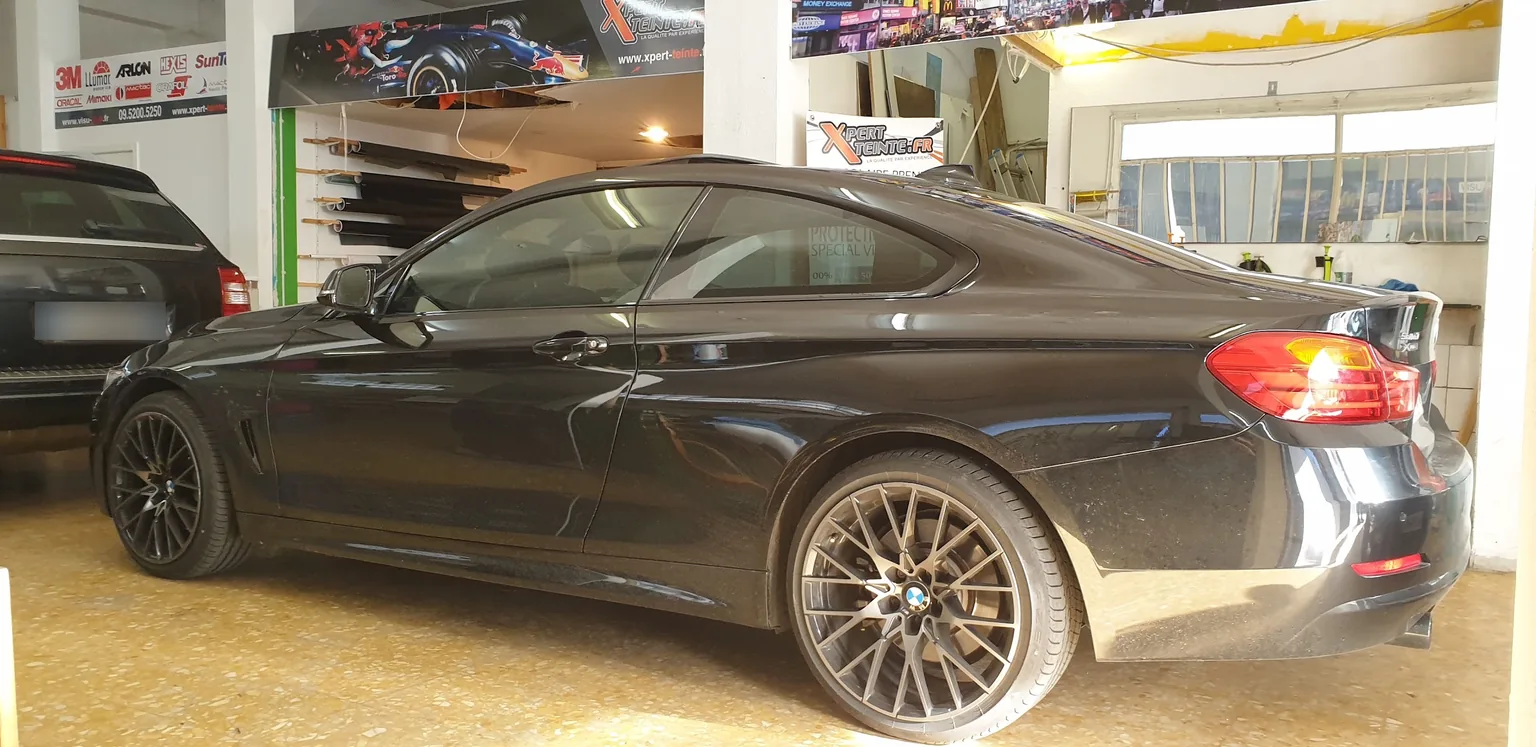 BMW Série 4 F32 Coupé noire, profil des vitrages BMW Série 4 F32 Coupé noire, profil des vitrages, chez Xpert Teinte à Toulon.