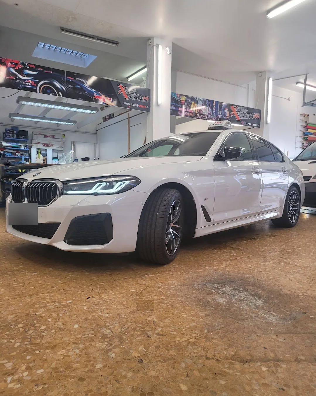 BMW Série 5 G30 blanche, vue avant BMW Série 5 G30 blanche, vue avant, chez Xpert Teinte à Toulon.