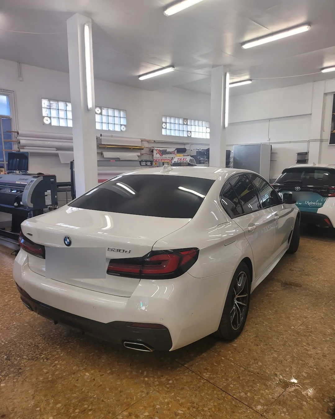 BMW Série 5 G30 blanche, lunette et vitrage arrière BMW Série 5 G30 blanche, lunette et vitrage arrière, chez Xpert Teinte à Toulon.
