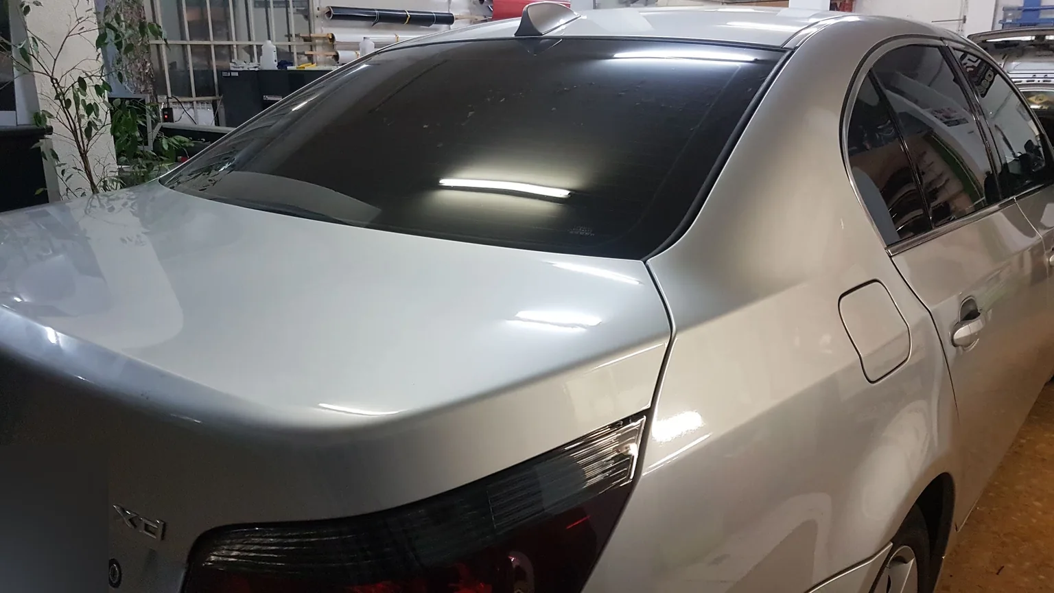BMW Série 5 E60 argentée, vue arrière BMW Série 5 E60 argentée, vue arrière, chez Xpert Teinte à Toulon.