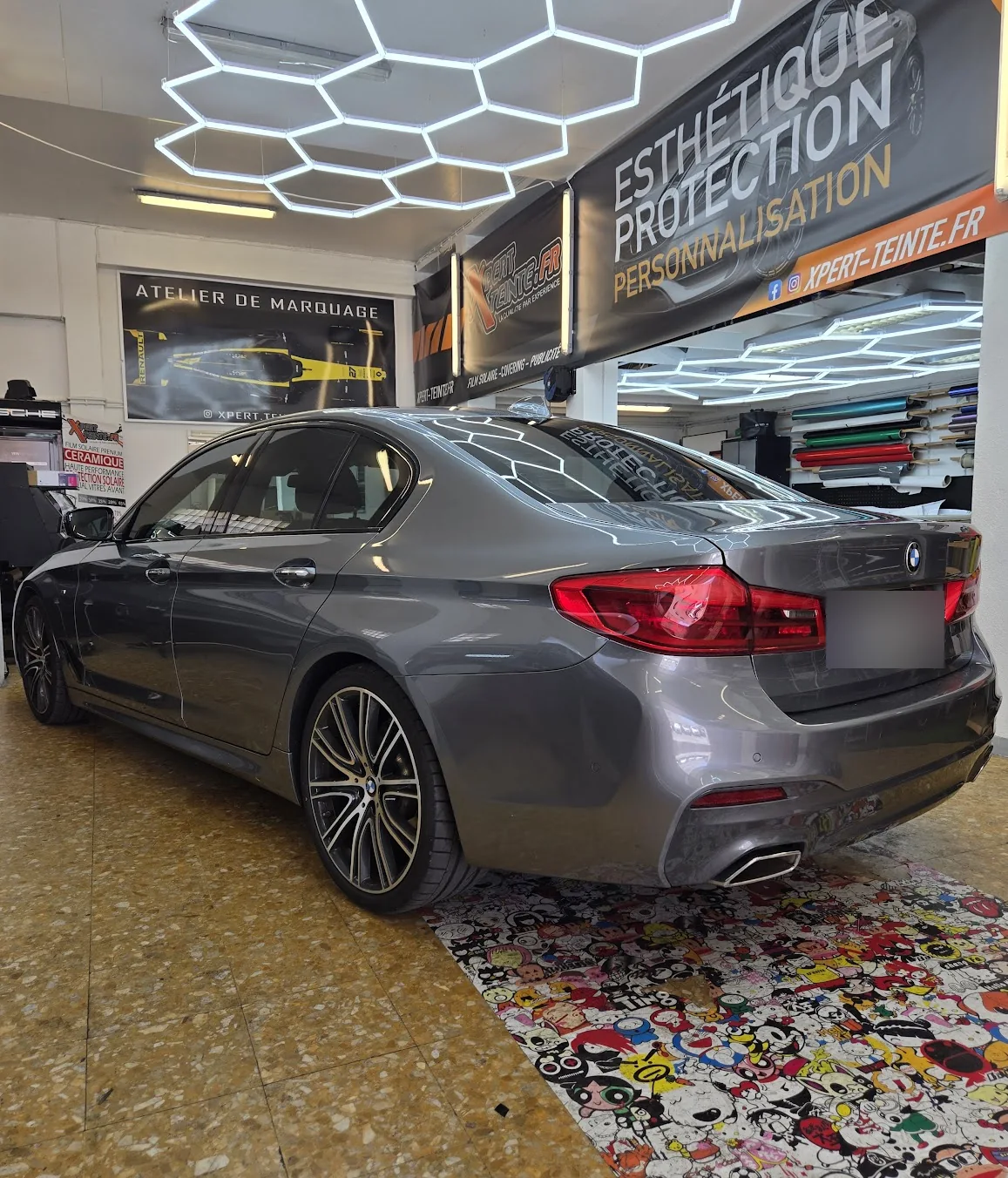 BMW Série 5 G30 grise, vue arrière, chez Xpert Teinte à Toulon.